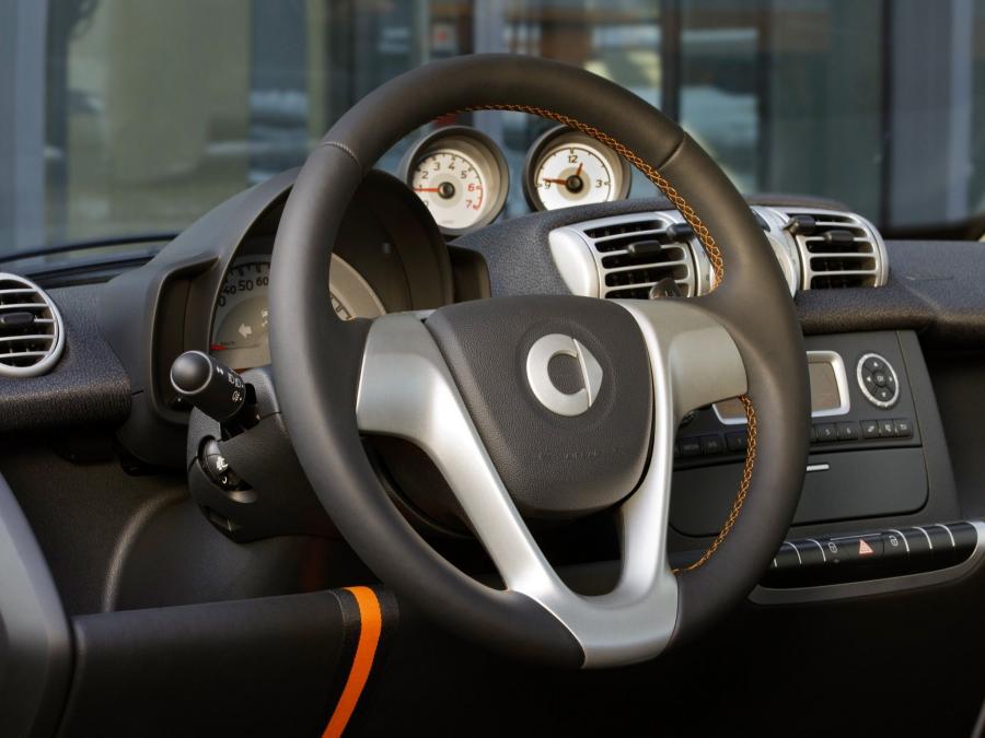 Панель приборов Smart ForTwo Edition Nightorange Coupe (C451) 2011 года  (фото 2 из 3)